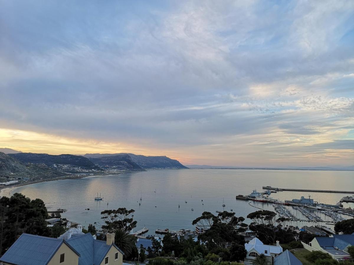 Albatross Guest House Simonʼs Town Екстериор снимка